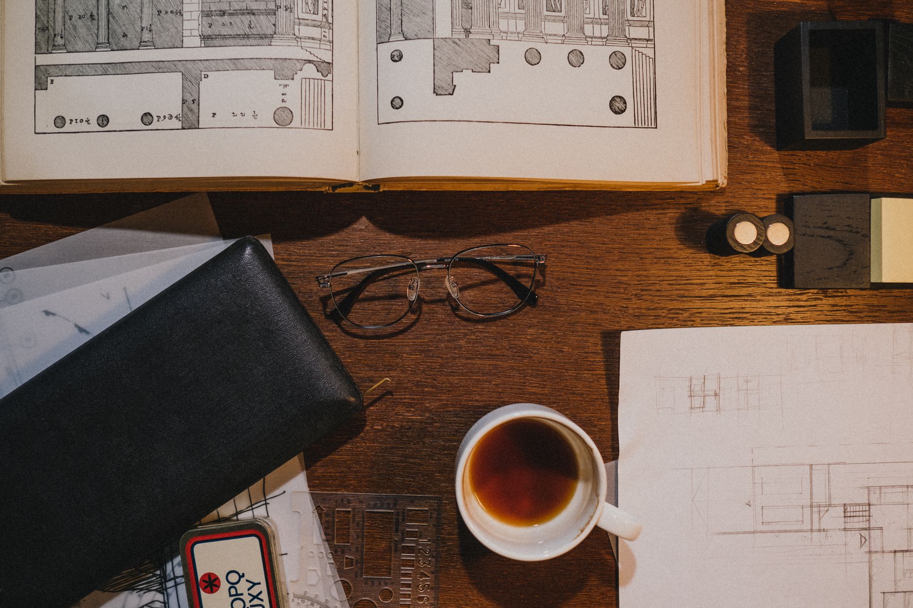 Mesa de trabajo con notas